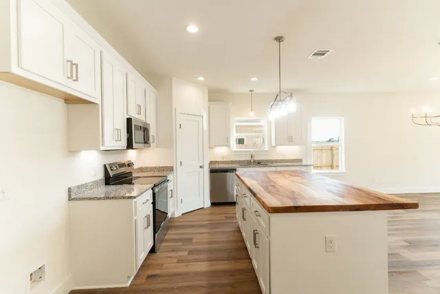 $368,775 | 309 String Prairie Way, Smithville, TX 78957