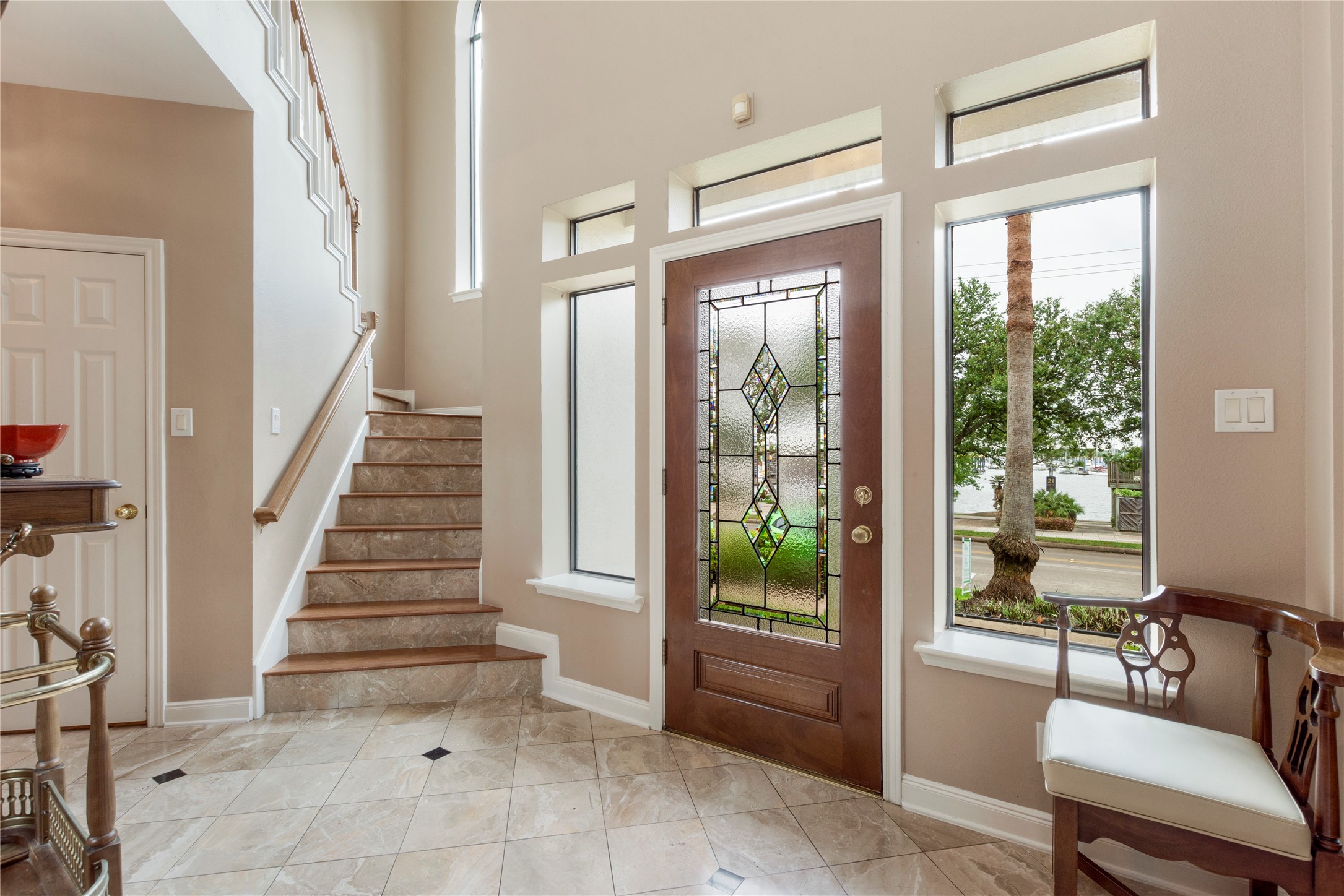 457 Mariners Drive Kemah, TX 77565 - Photo 4 of 25 Enter through the beveled glass door into the foyer.