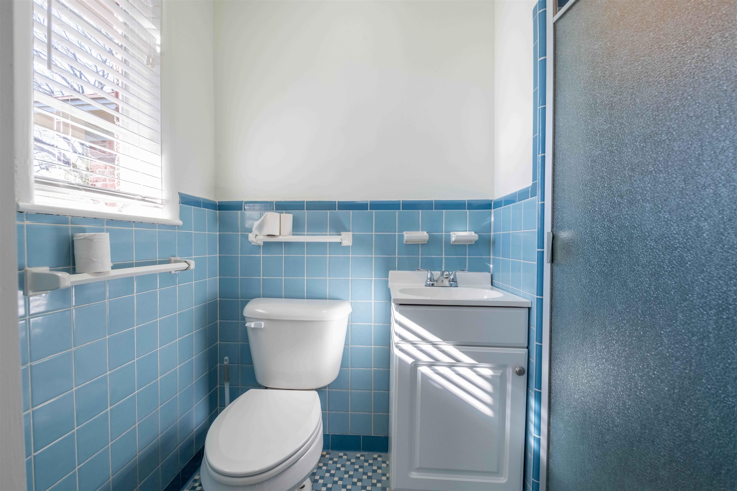 4915 Amboy Road Memphis, TN 38117 - Photo 16 of 17 a bathroom with a toilet a sink and bath tub