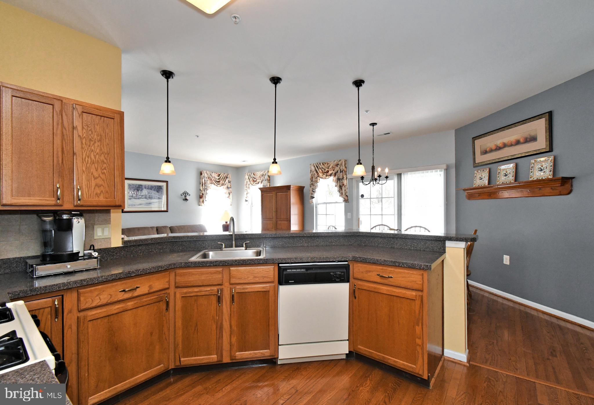 1239 Scott Place Warminster, PA 18974 - Photo 17 of 43 Kitchen with peninsula