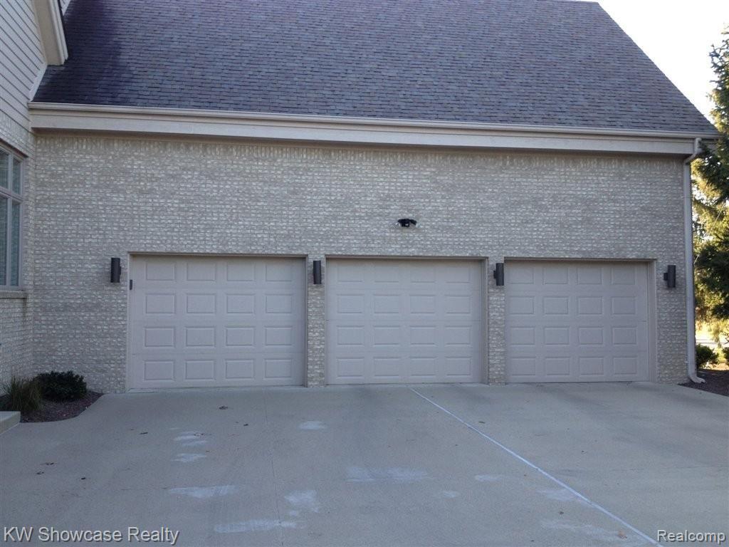 2901 East Commerce Road Commerce Township, MI 48382 - Photo 25 of 25 Finished 3 car Garage