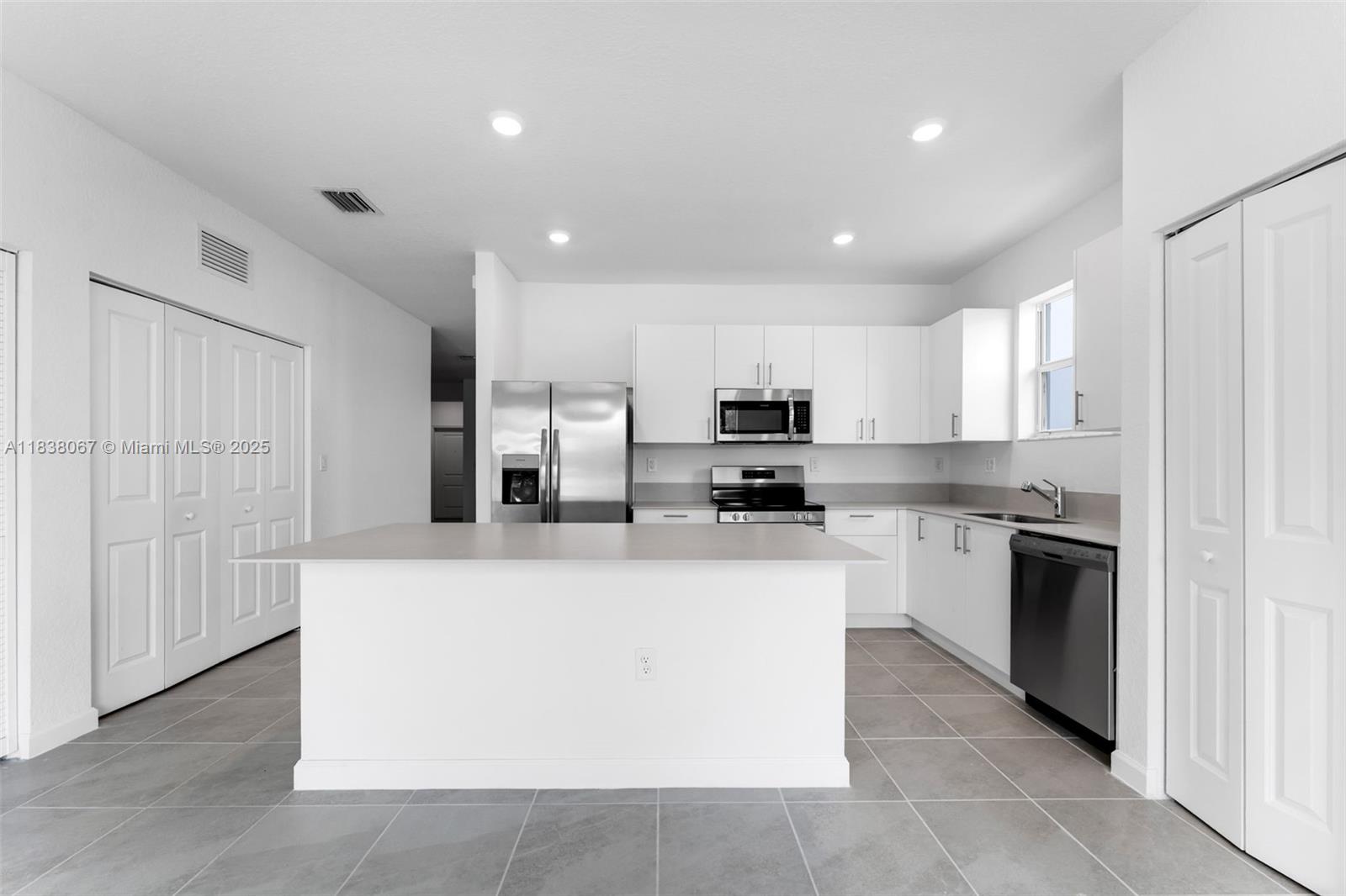 2960 Southeast 23rd Street Homestead, FL 33035 - Photo 9 of 27