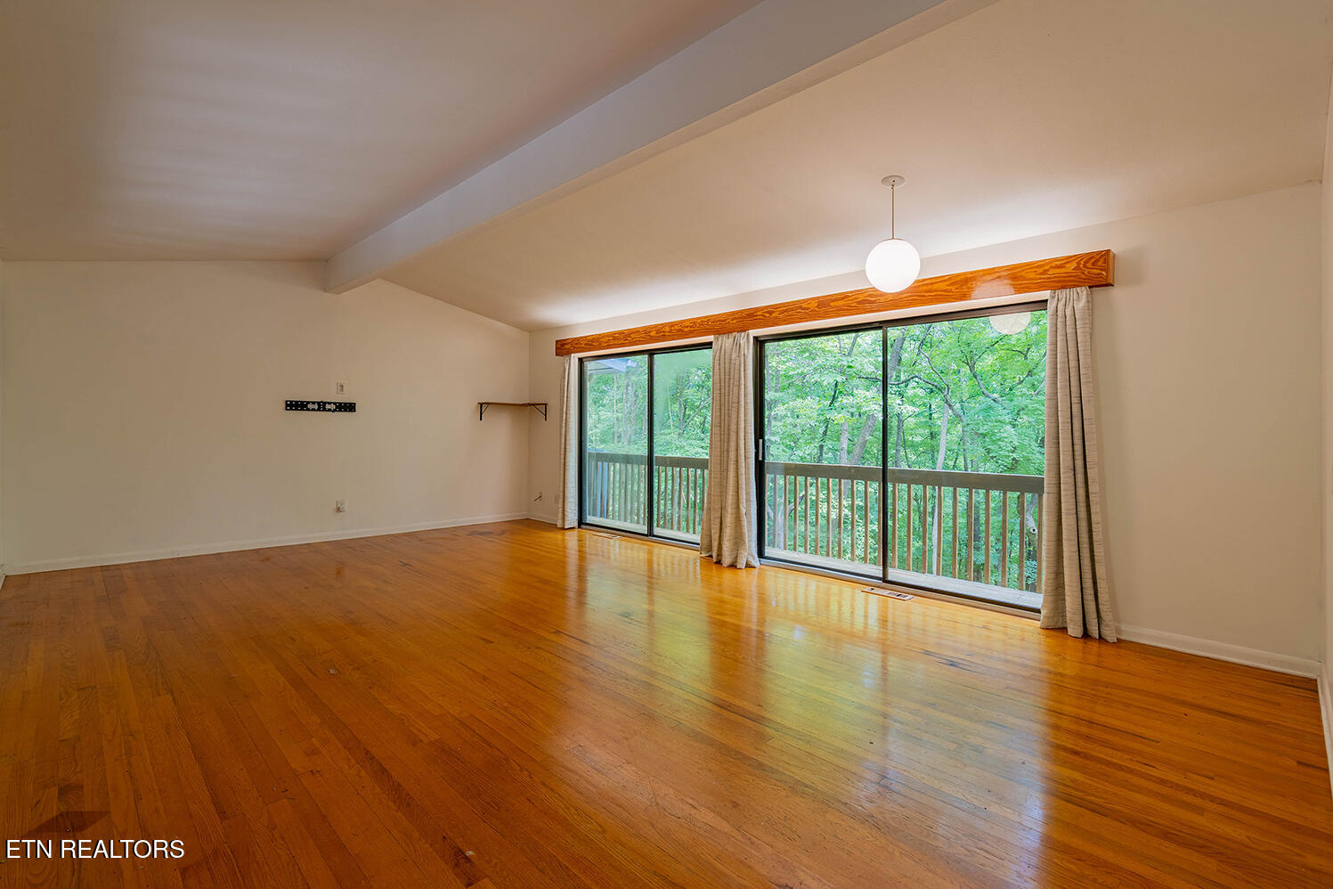 909 West Outer Drive Oak Ridge, TN 37830 - Photo 3 of 34 A7300037-HDR