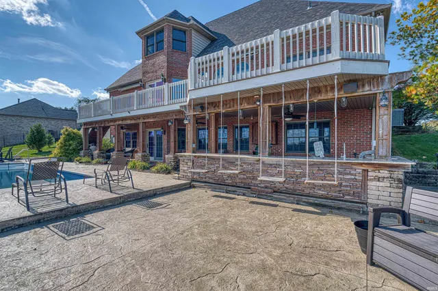 $995,000 | 2800 Briarcliff Drive, Newburgh, IN 47630