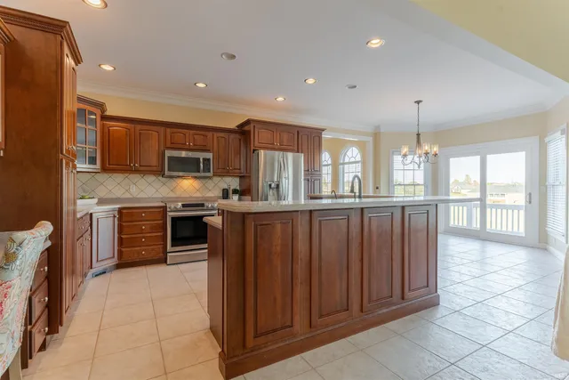 $995,000 | 2800 Briarcliff Drive, Newburgh, IN 47630