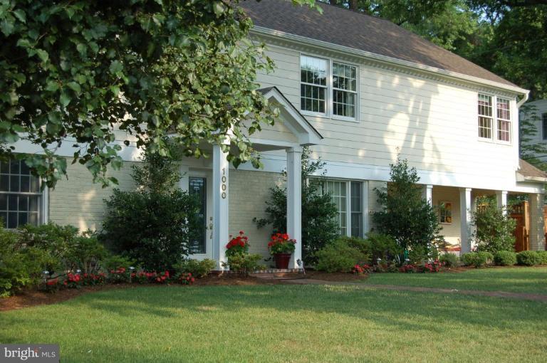 1000 Russell Road Alexandria, VA 22301 - Photo 29 of 30 Covered front porch and entry portico
