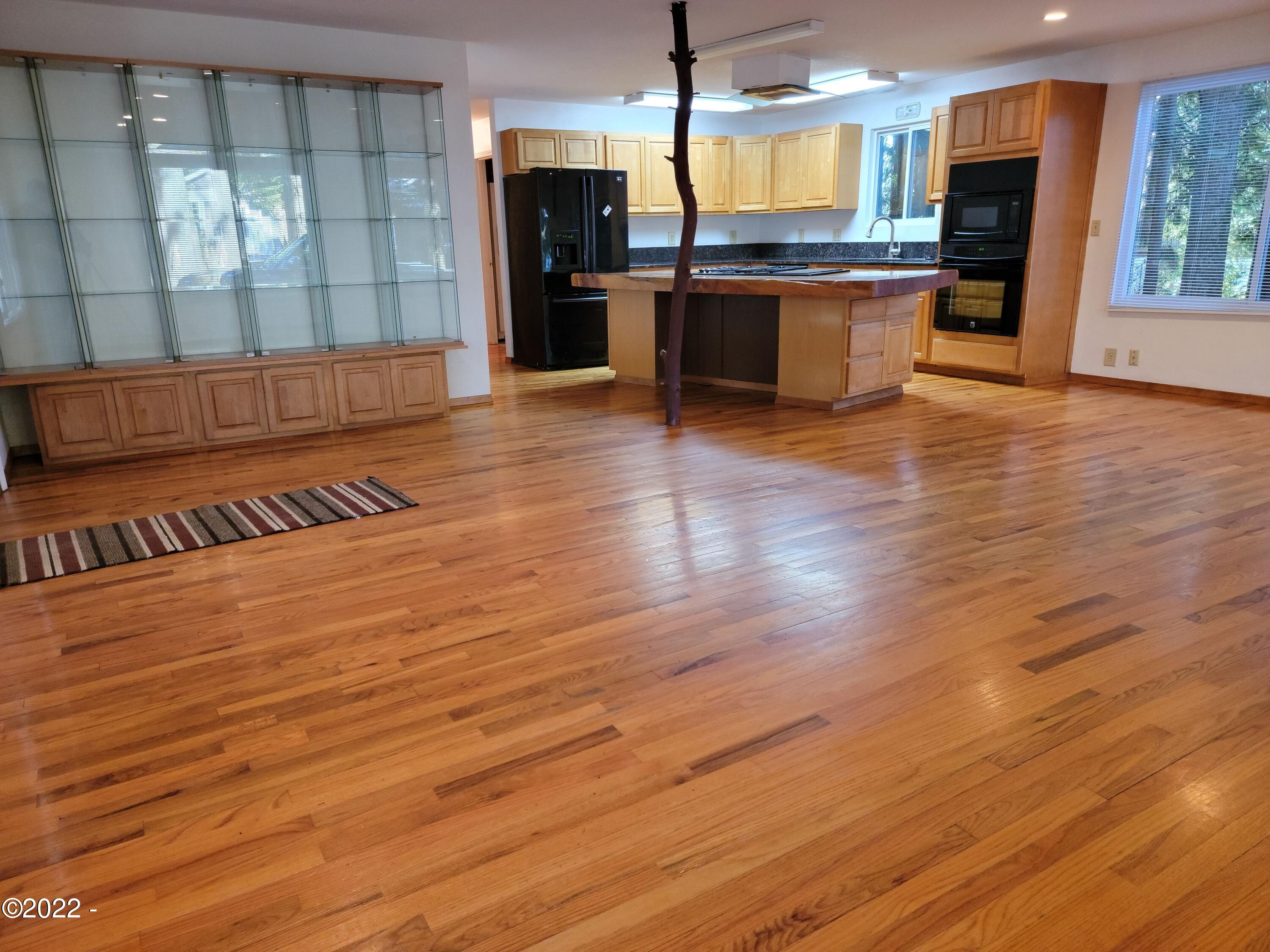 720 Collins Street Depoe Bay, OR 97341 - Photo 5 of 23 Entry