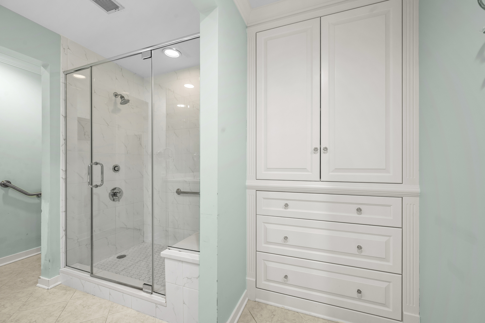 380 Green Bay Road, Unit 1B Winnetka, IL 60093 - Photo 18 of 19 a bathroom with a shower and closet