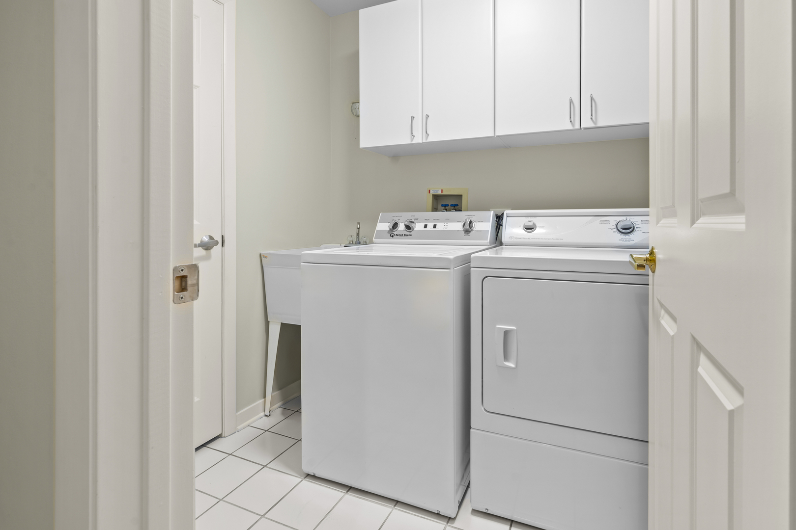380 Green Bay Road, Unit 1B Winnetka, IL 60093 - Photo 5 of 19 a utility room with dryer and washer