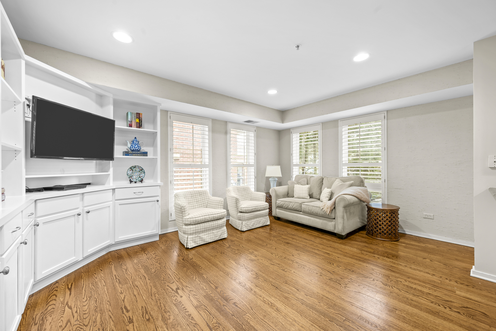 380 Green Bay Road, Unit 1B Winnetka, IL 60093 - Photo 9 of 19 a living room with furniture and a flat screen tv
