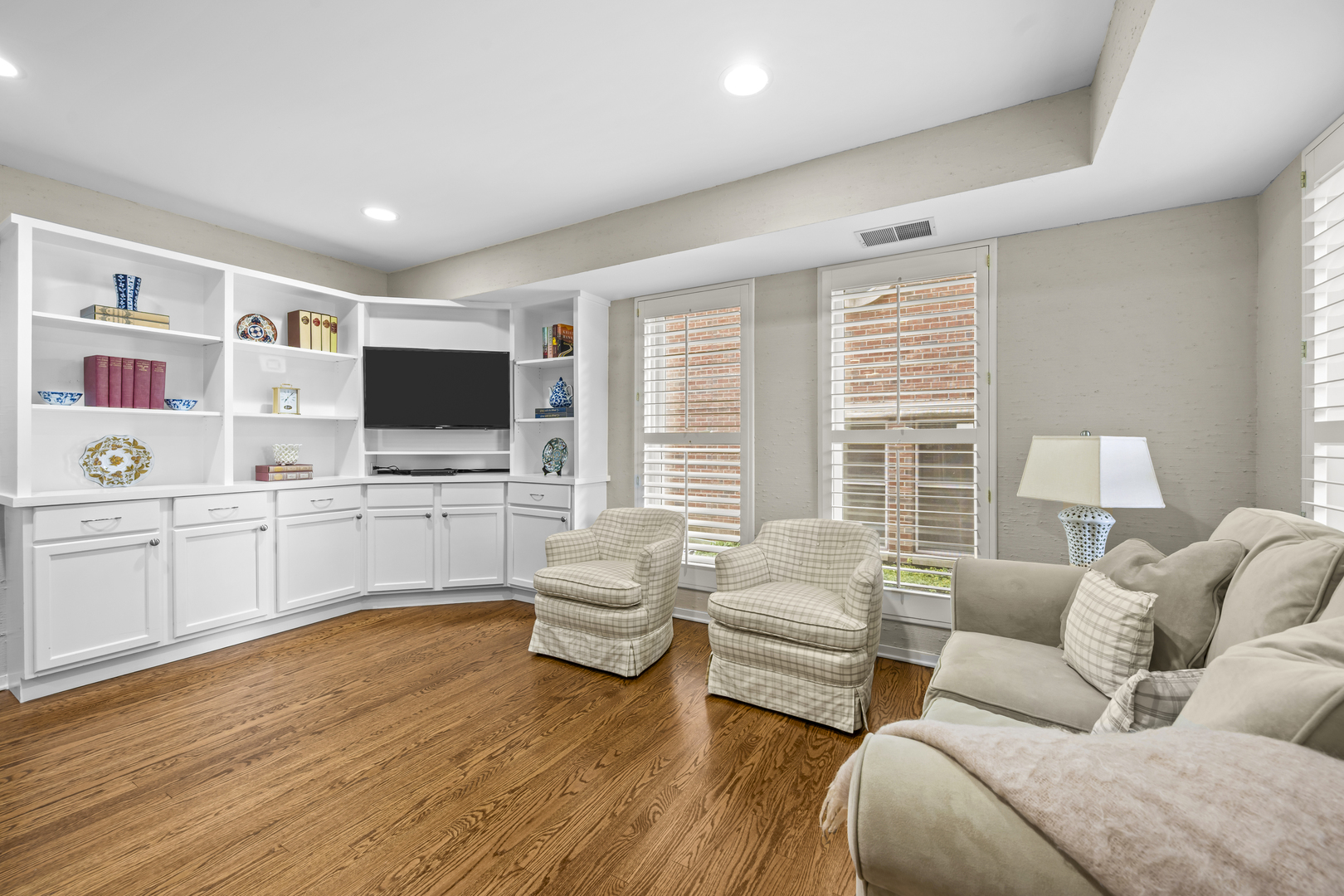 380 Green Bay Road, Unit 1B Winnetka, IL 60093 - Photo 10 of 19 a living room with furniture and a flat screen tv