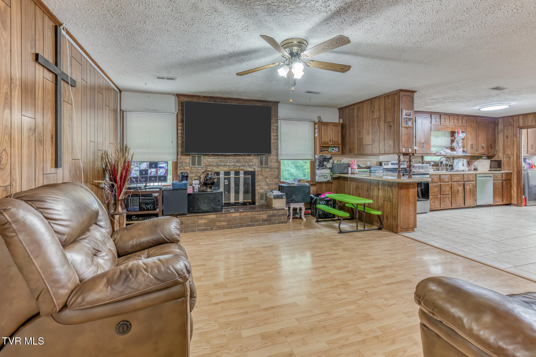 901 Cherokee Road Johnson City, TN 37604 - Photo 5 of 54 Living room