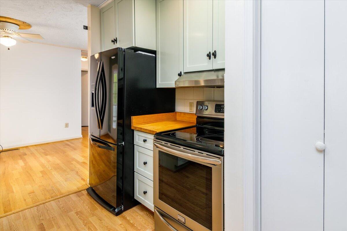 264 Pine Knob Circle Moneta, VA 24121 - Photo 23 of 67 a kitchen with a stove and a refrigerator