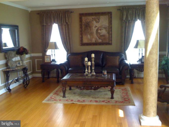 14622 Featherstone Road Woodbridge, VA 22191 - Photo 5 of 17 Living Room