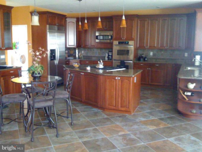 14622 Featherstone Road Woodbridge, VA 22191 - Photo 8 of 17 Kitchen