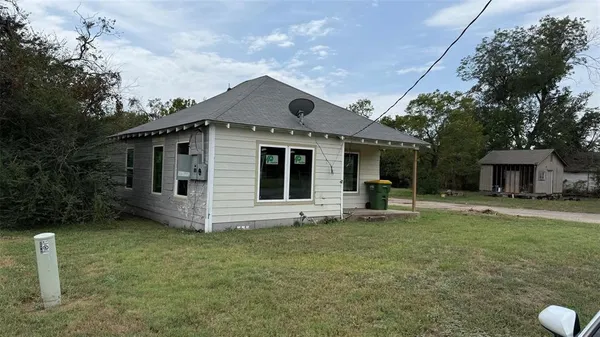 a view of a house with backyard and porch