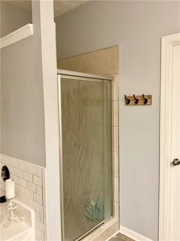 a view of a parking area