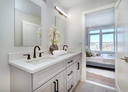a en suite bathroom with double sink and a large mirror