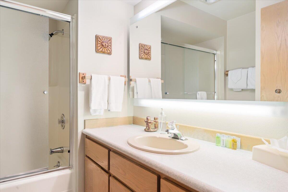 57353 Beaver Ridge Loop, Unit 20C1 Sunriver, OR 97707 - Photo 11 of 19 11-Bathroom