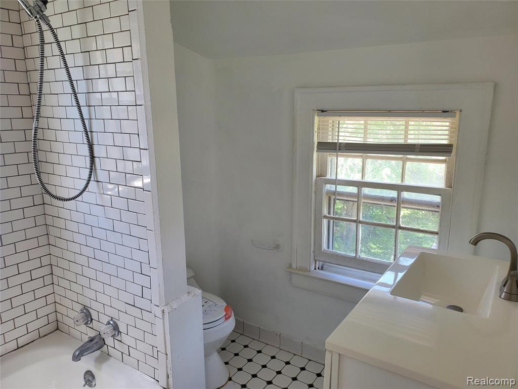 358 West Iroquois Road Pontiac, MI 48341 - Photo 15 of 29