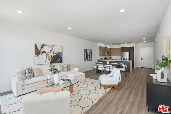 $4,295 | 6144 Whitsett Avenue, Unit 403, North Hollywood, CA 91606