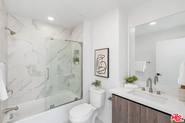 $4,295 | 6144 Whitsett Avenue, Unit 403, North Hollywood, CA 91606