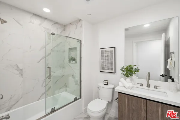 $4,295 | 6144 Whitsett Avenue, Unit 403, North Hollywood, CA 91606