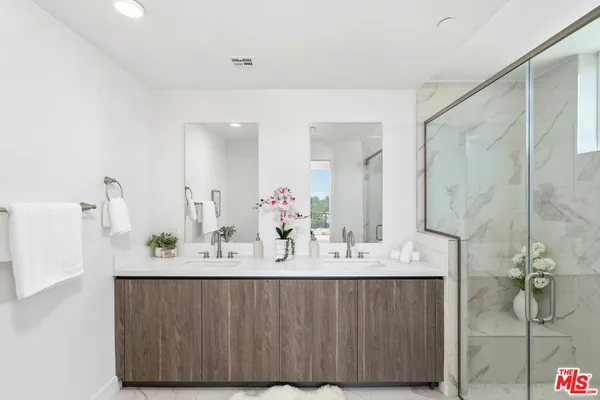 $4,295 | 6144 Whitsett Avenue, Unit 403, North Hollywood, CA 91606
