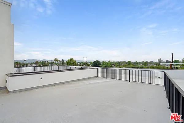 $4,295 | 6144 Whitsett Avenue, Unit 403, North Hollywood, CA 91606