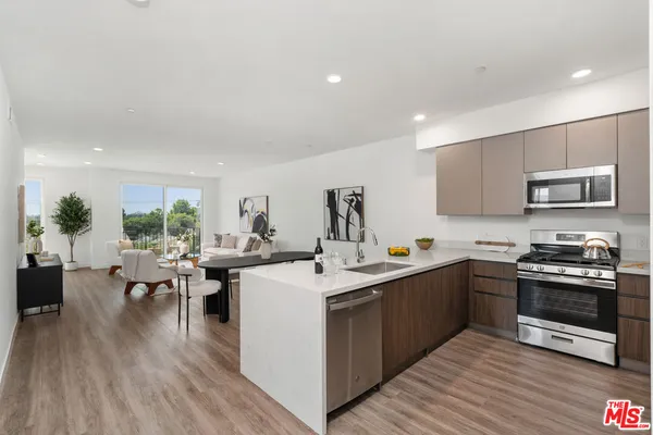 $4,295 | 6144 Whitsett Avenue, Unit 403, North Hollywood, CA 91606
