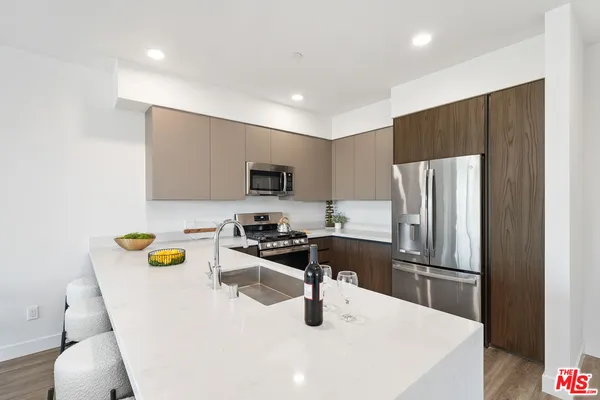 $4,295 | 6144 Whitsett Avenue, Unit 403, North Hollywood, CA 91606
