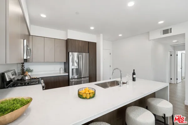 $4,295 | 6144 Whitsett Avenue, Unit 403, North Hollywood, CA 91606
