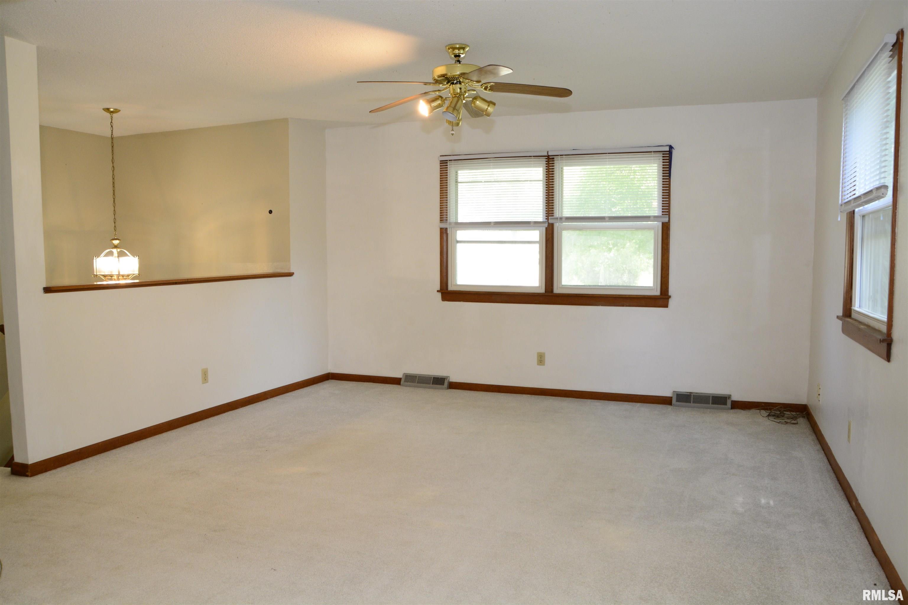 807 Meadow Drive Macomb, IL 61455 - Photo 4 of 24