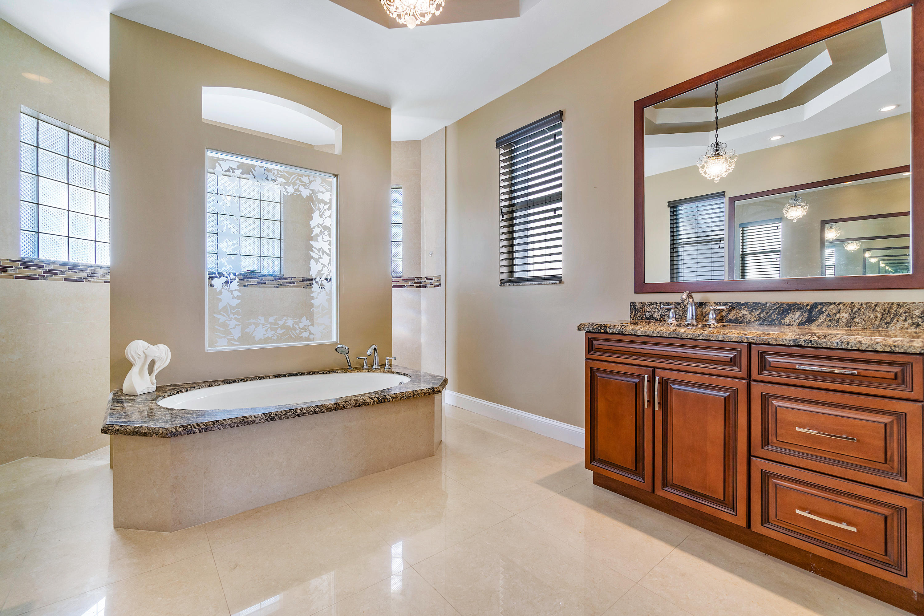 SPA-LIKE MASTER BATHROOM W/ RAIN SHOWER