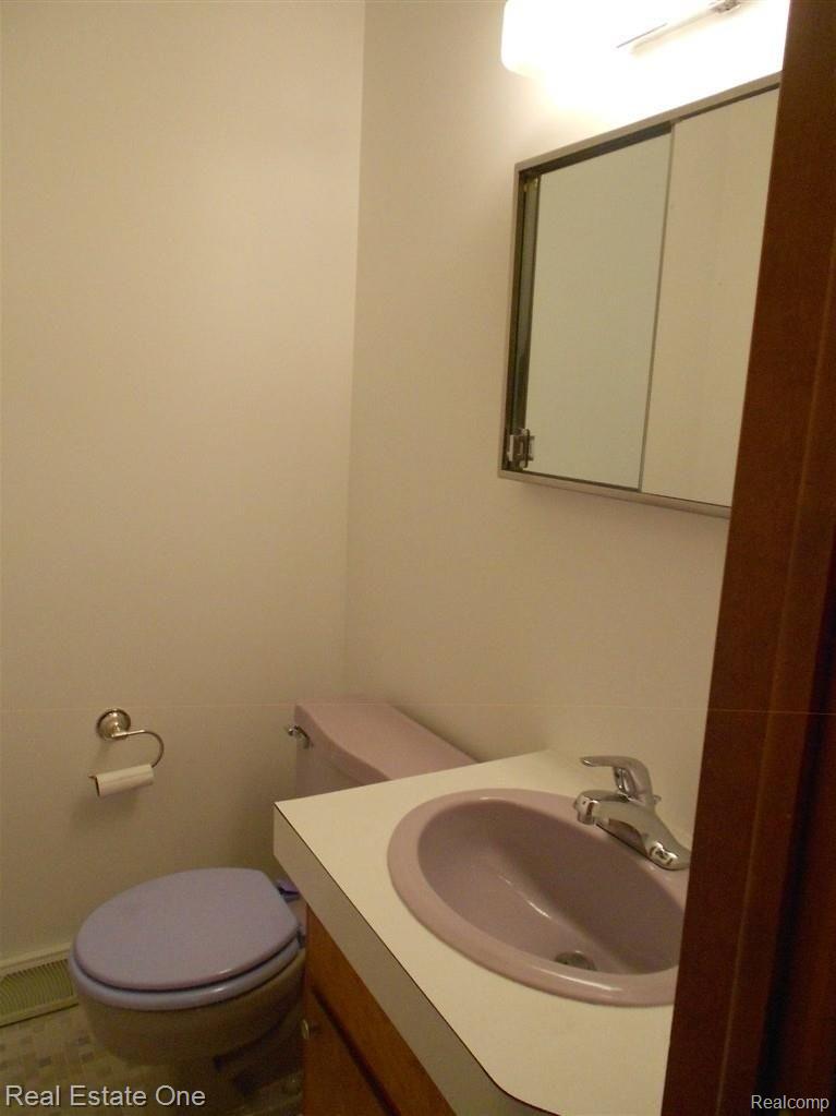 3819 Durham Road Royal Oak, MI 48073 - Photo 9 of 10 HALF BATH