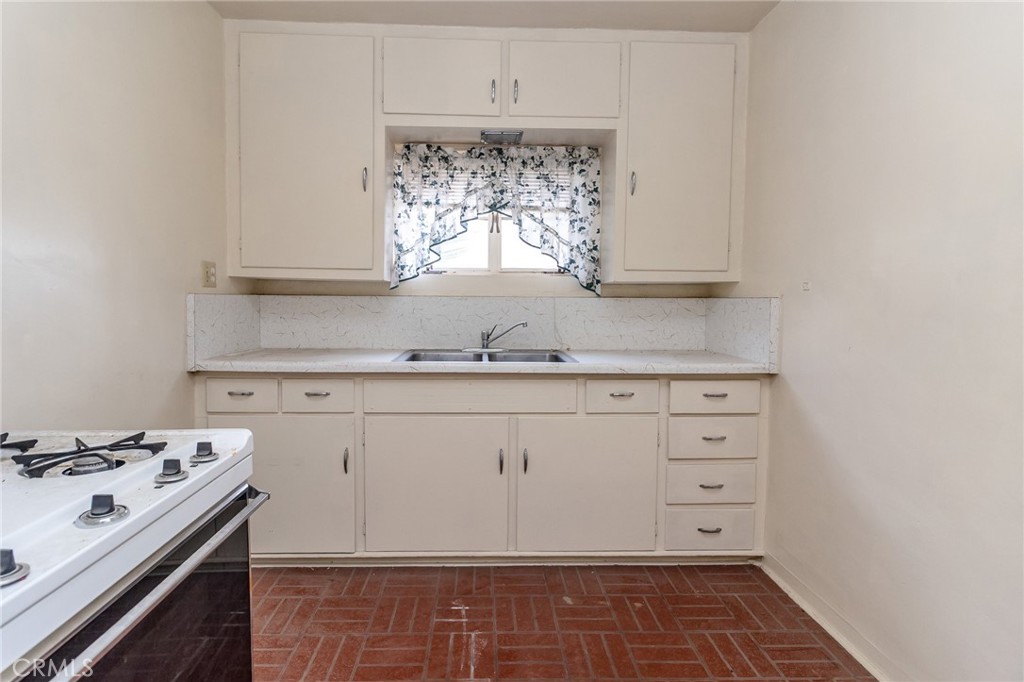 630 Acoma Street Needles, CA 92363 - Photo 51 of 60 Unit 2 Kitchen