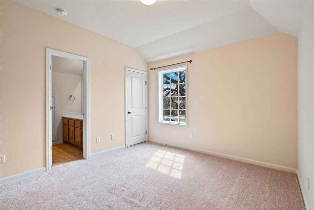 3006 Washington Square Austin, TX 78705 - Photo 26 of 40 an empty room with windows and closet