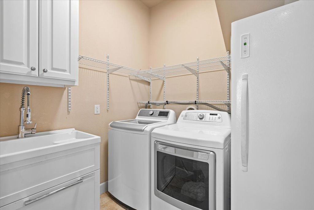 3006 Washington Square Austin, TX 78705 - Photo 27 of 40 a utility room with dryer and washer