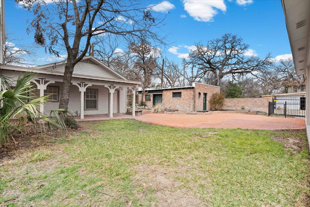 3006 Washington Square Austin, TX 78705 - Photo 34 of 40 a view of a house with a yard