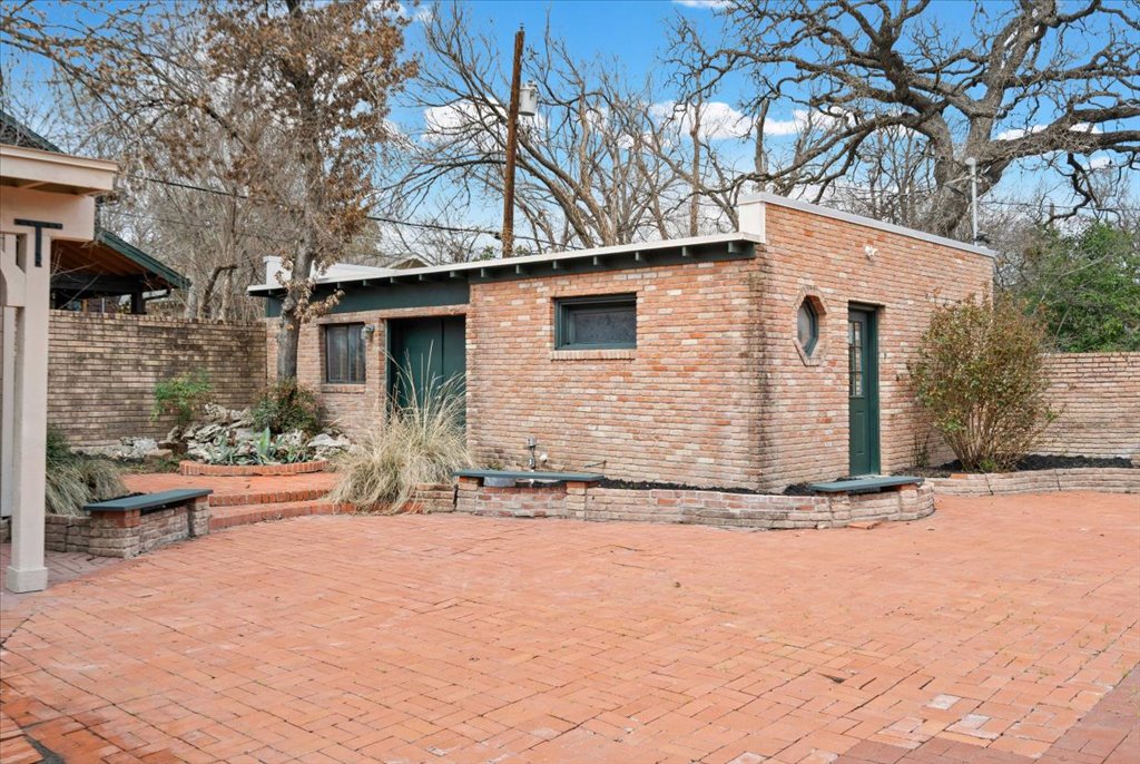 3006 Washington Square Austin, TX 78705 - Photo 35 of 40 a front view of a house with garden