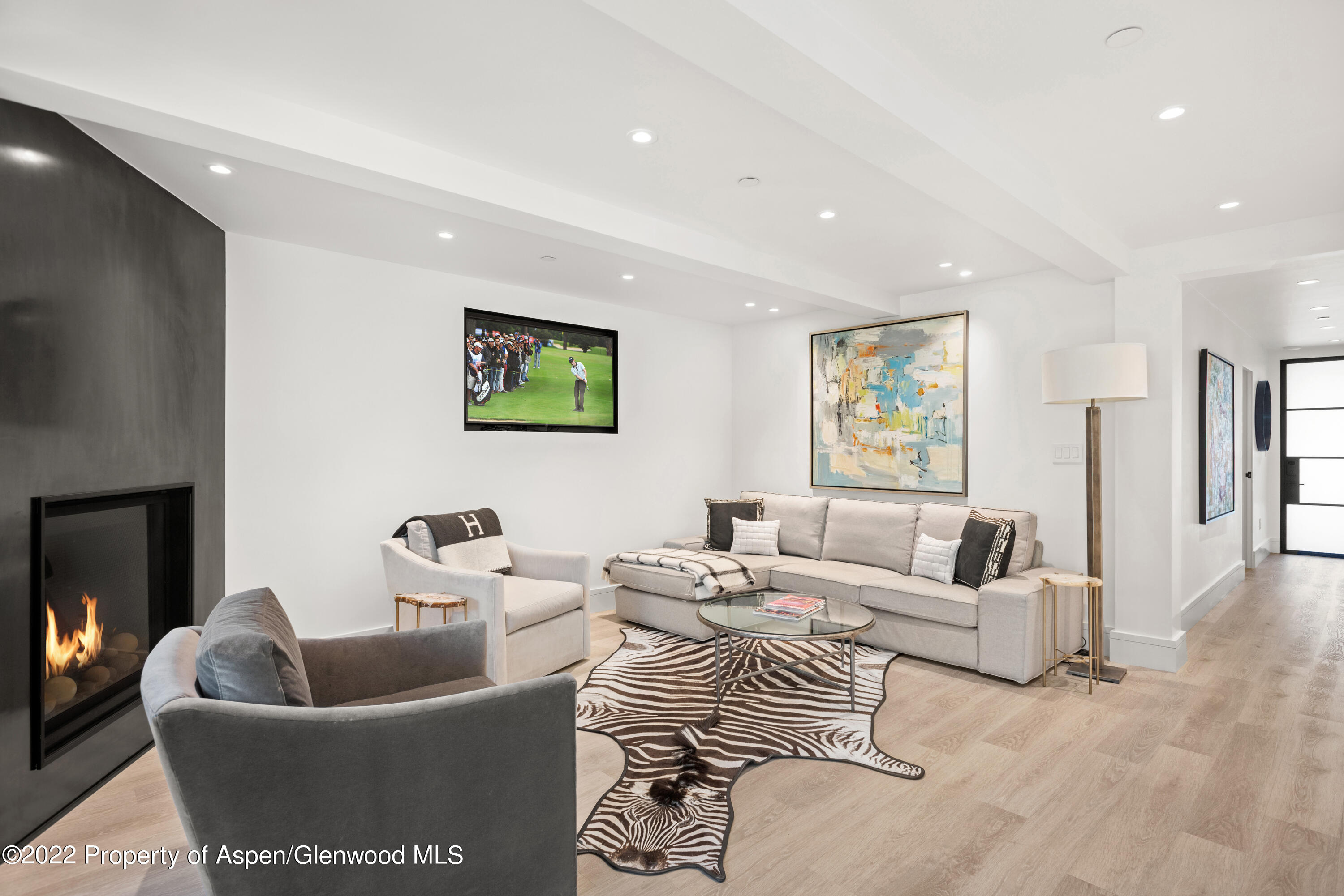 600 East Main Street, Unit 307 Aspen, CO 81611 - Photo 2 of 10 600eMain307_HiRes_220623006_v2