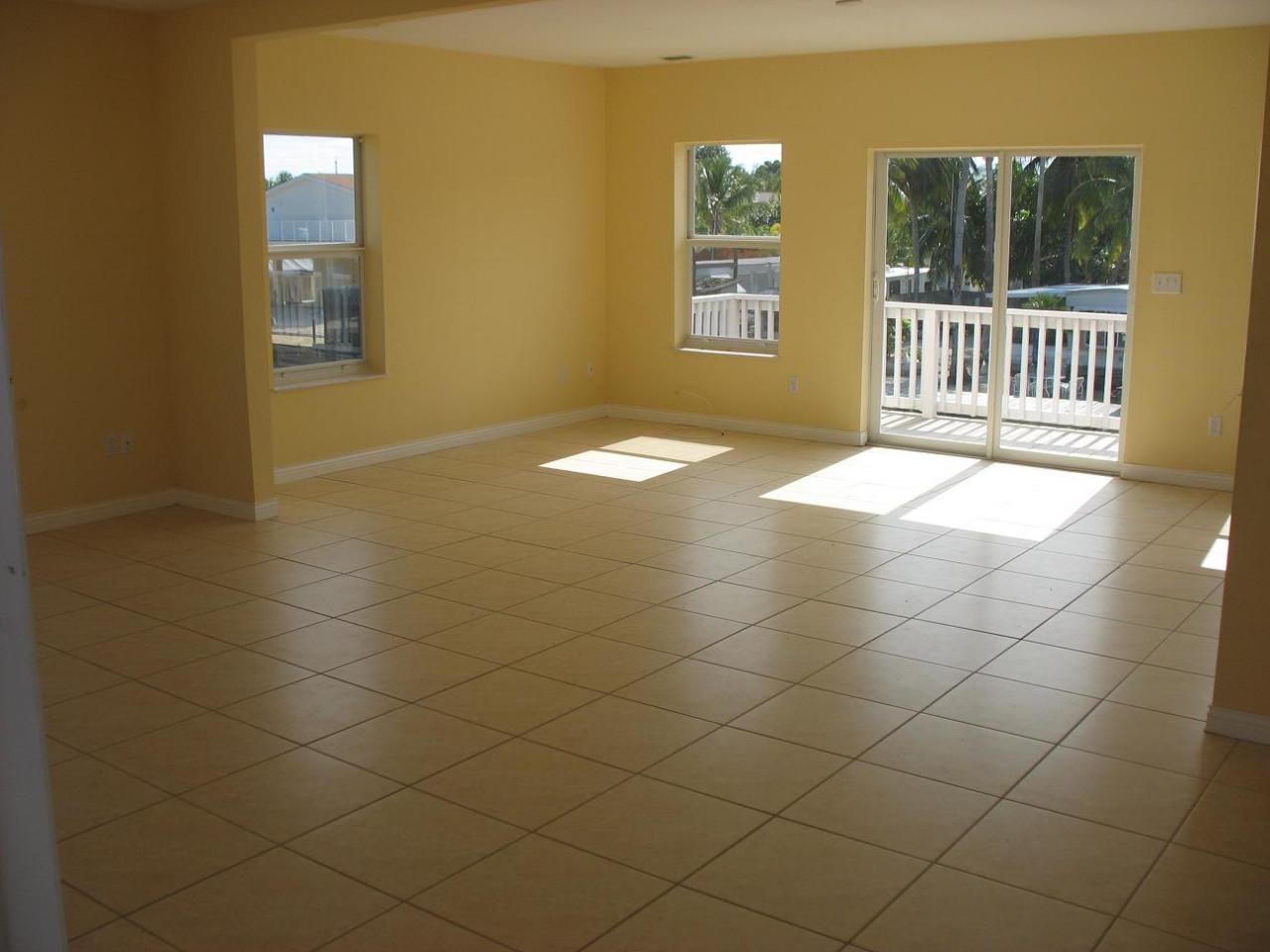 476 Big Pine Road Key Largo, FL 33037 - Photo 3 of 13 Living/Dining Area