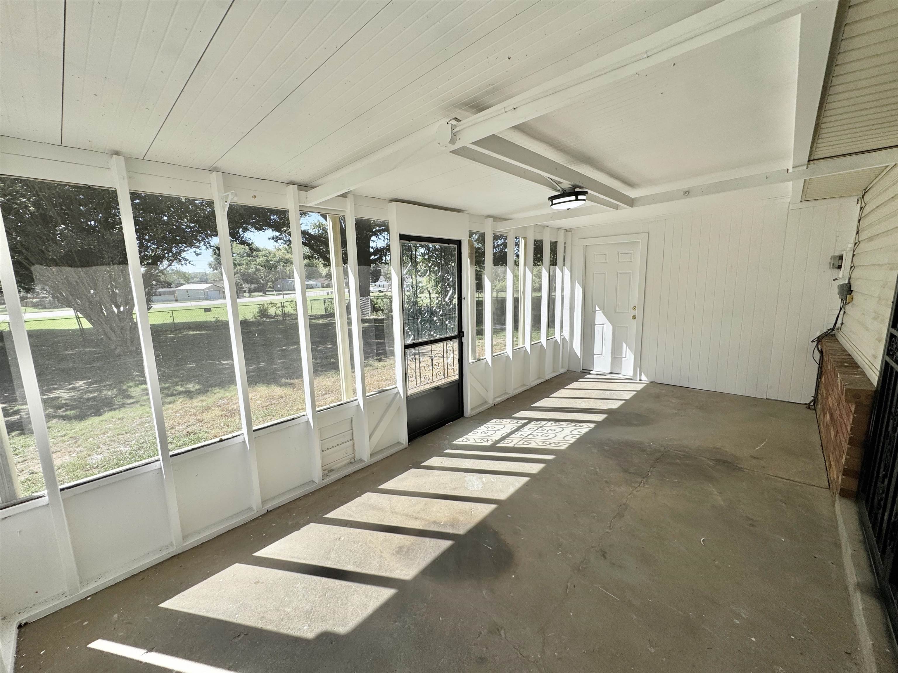 5095 Bowie Road Memphis, TN 38109 - Photo 12 of 25 View of unfurnished sunroom