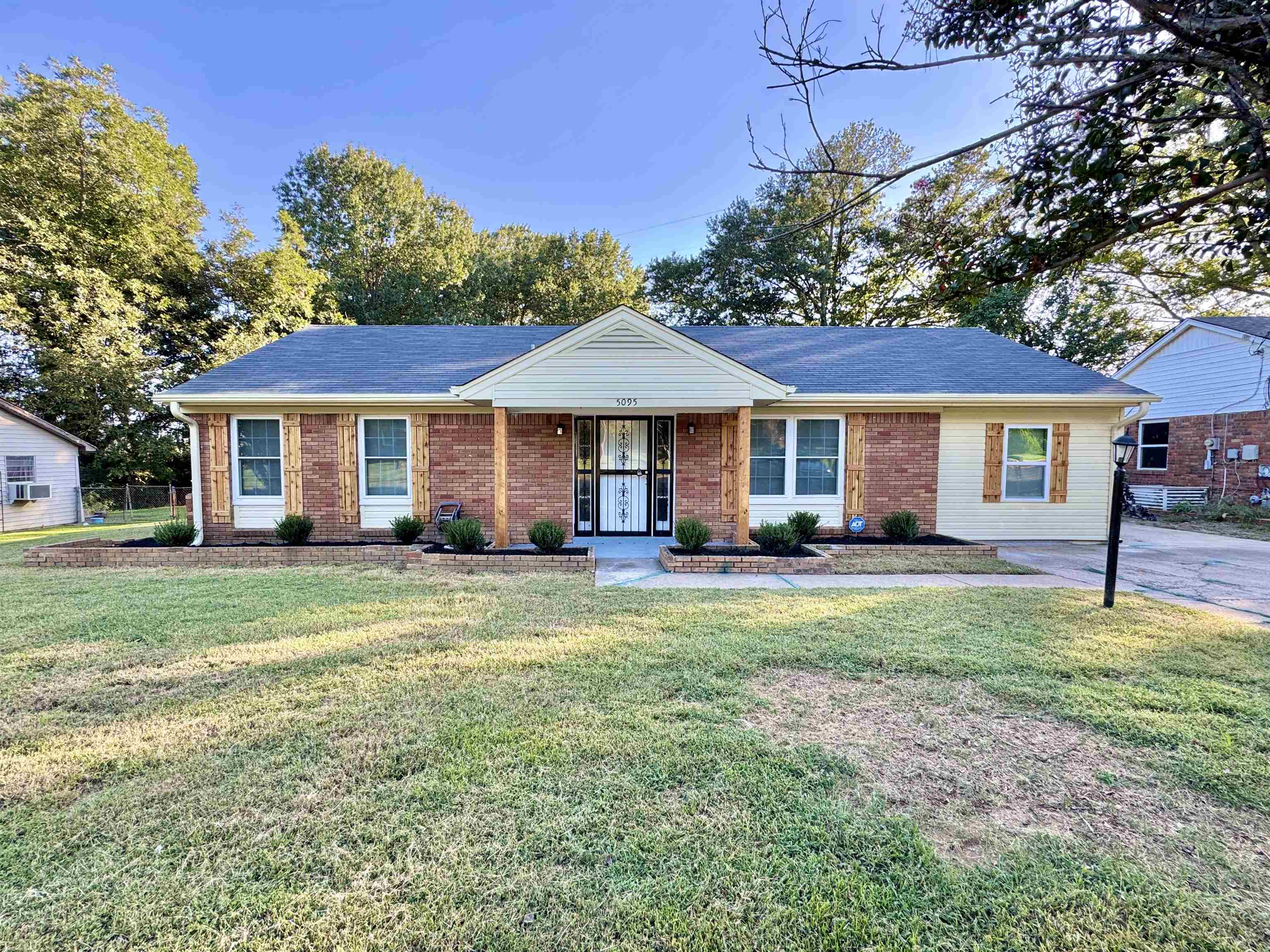 5095 Bowie Road Memphis, TN 38109 - Photo 2 of 25 Single story home with brick siding