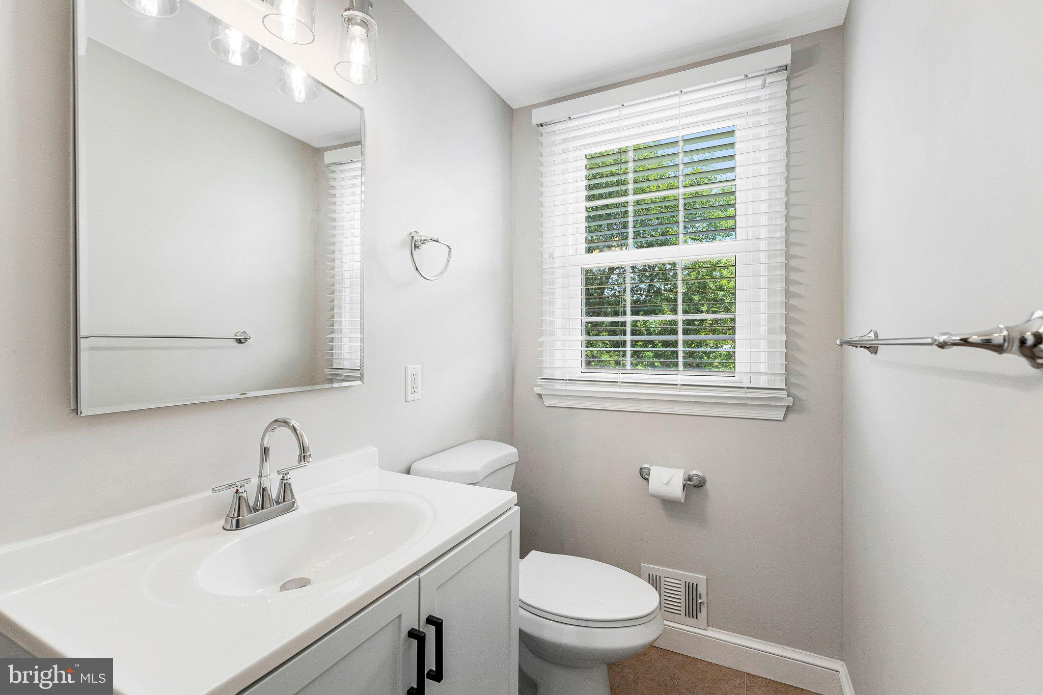 6015 Backlick Road Springfield, VA 22150 - Photo 15 of 30 Primary En-Suite Bathroom