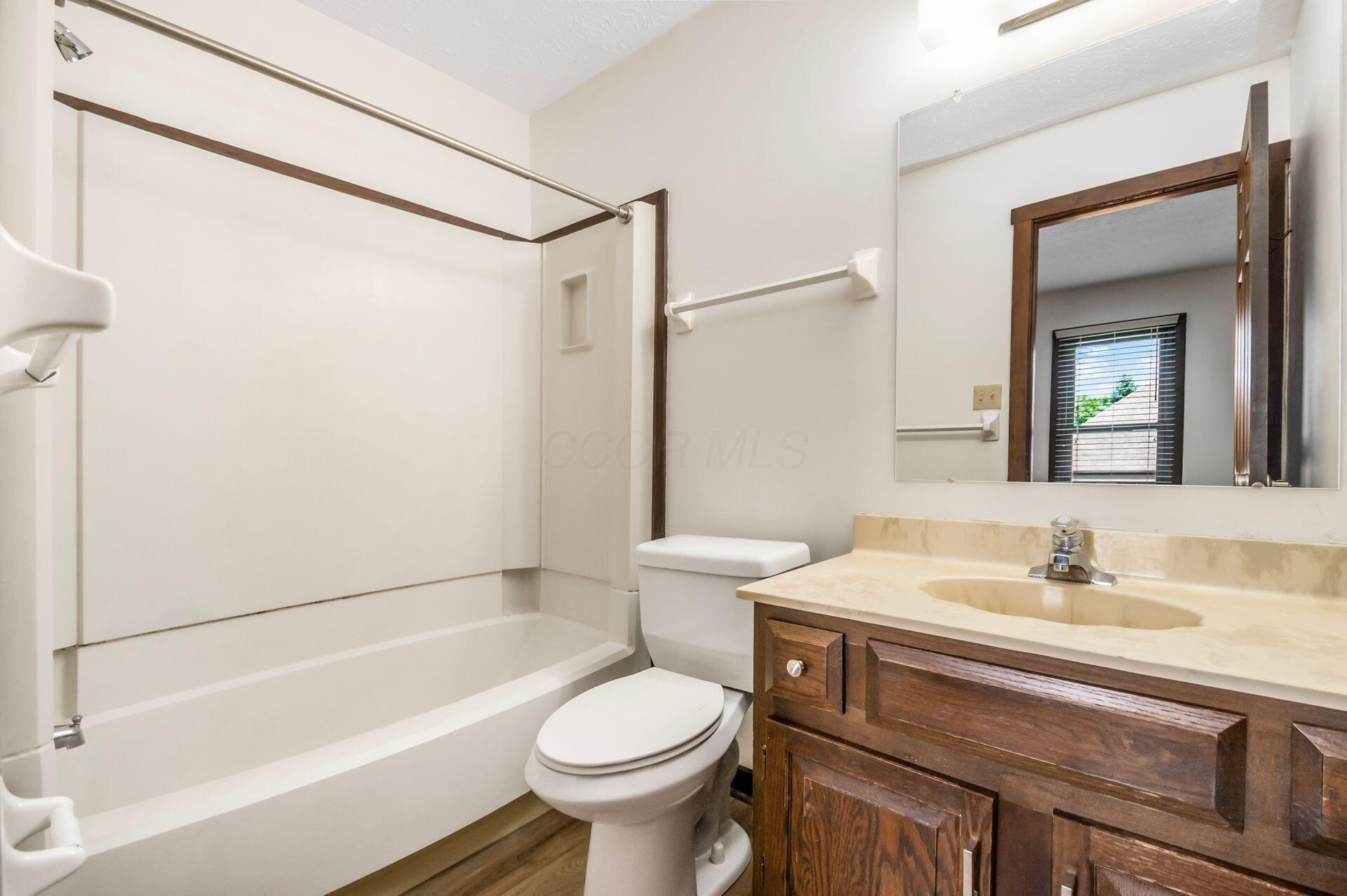 432 Edinburgh Road Dublin, OH 43017 - Photo 16 of 20 Upstairs Full Bath