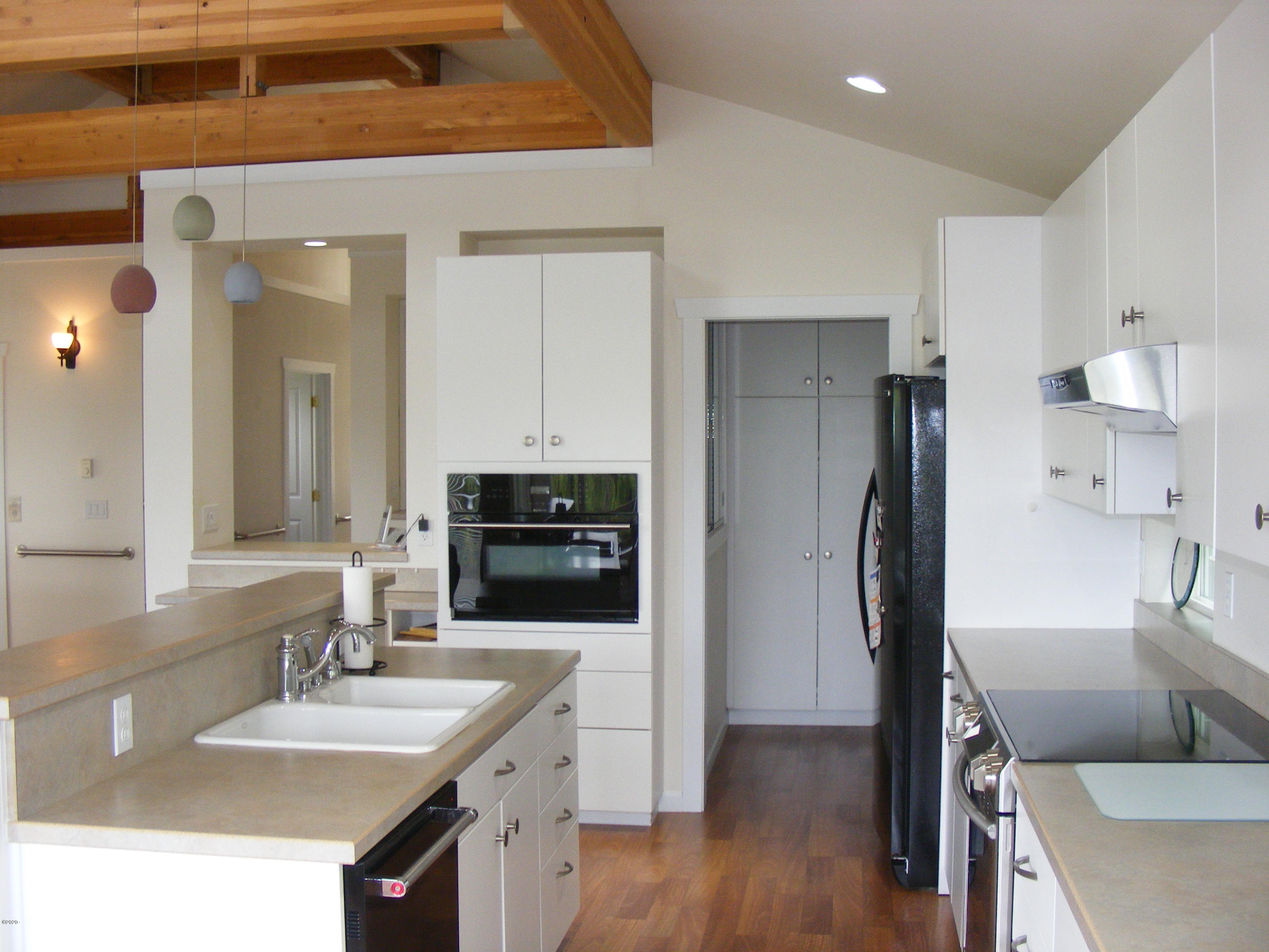 415 Northwest 19th Street Newport, OR 97365 - Photo 16 of 40 Kitchen
