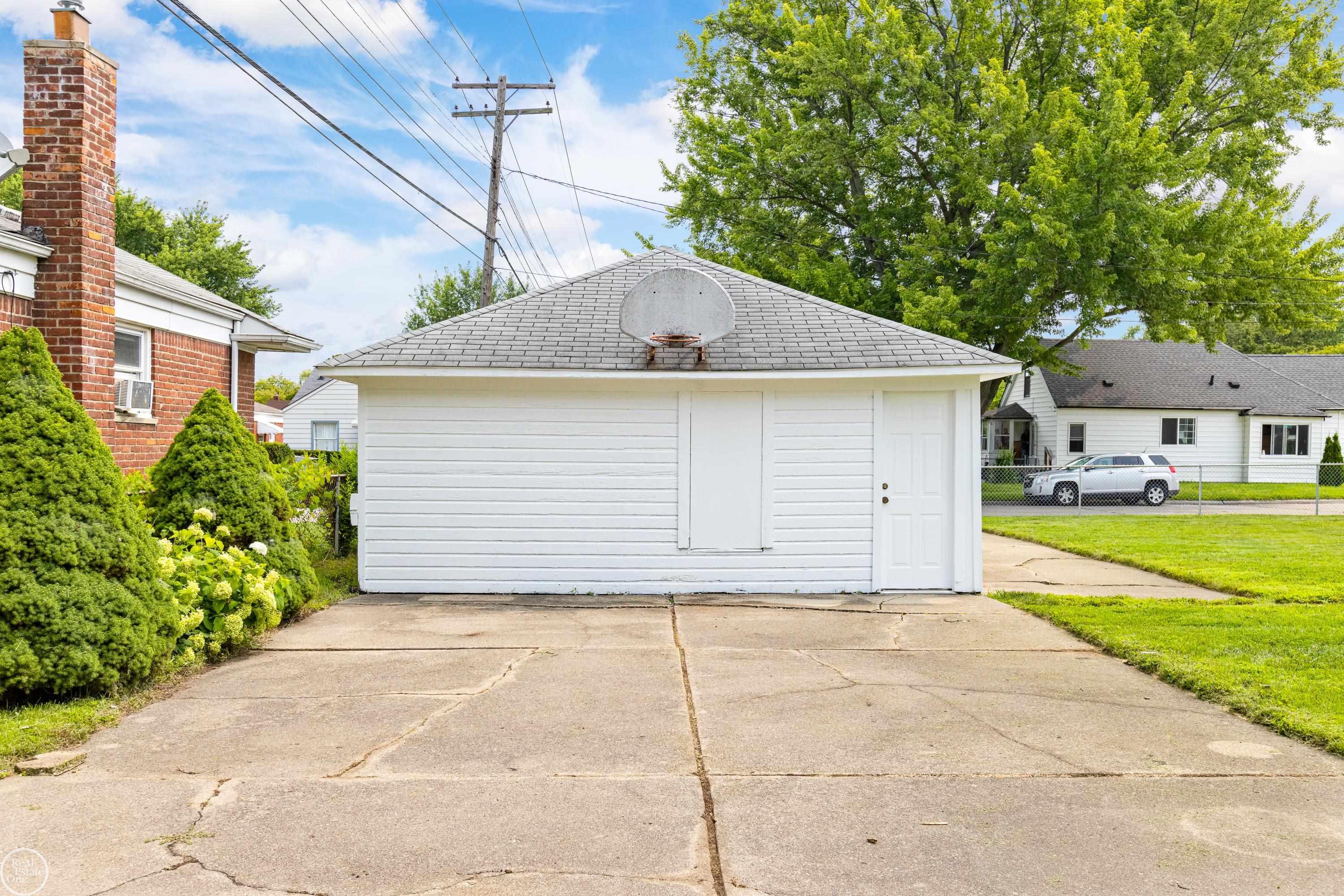 15151 Stephens Road Eastpointe, MI 48021 - Photo 31 of 41 50117363-30.JPG
