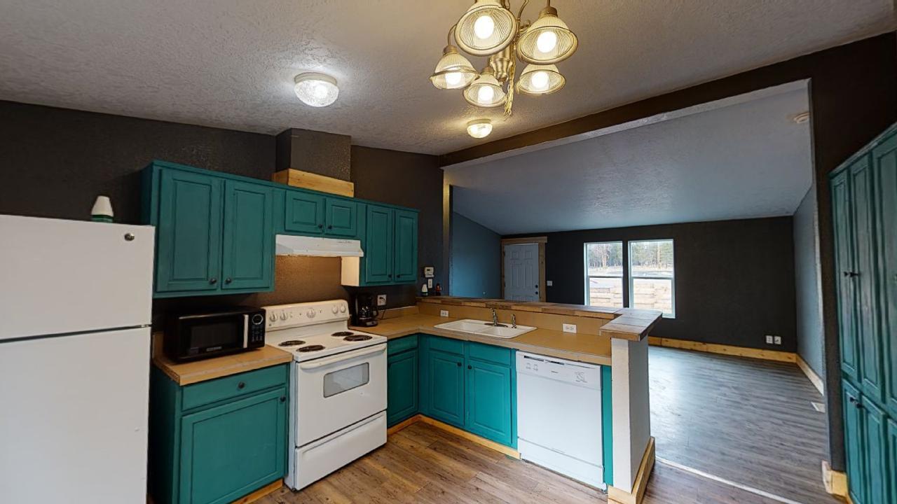 145512 Ranger Court La Pine, OR 97739 - Photo 2 of 27 10048-Split-Rail-Road-10082021_195411