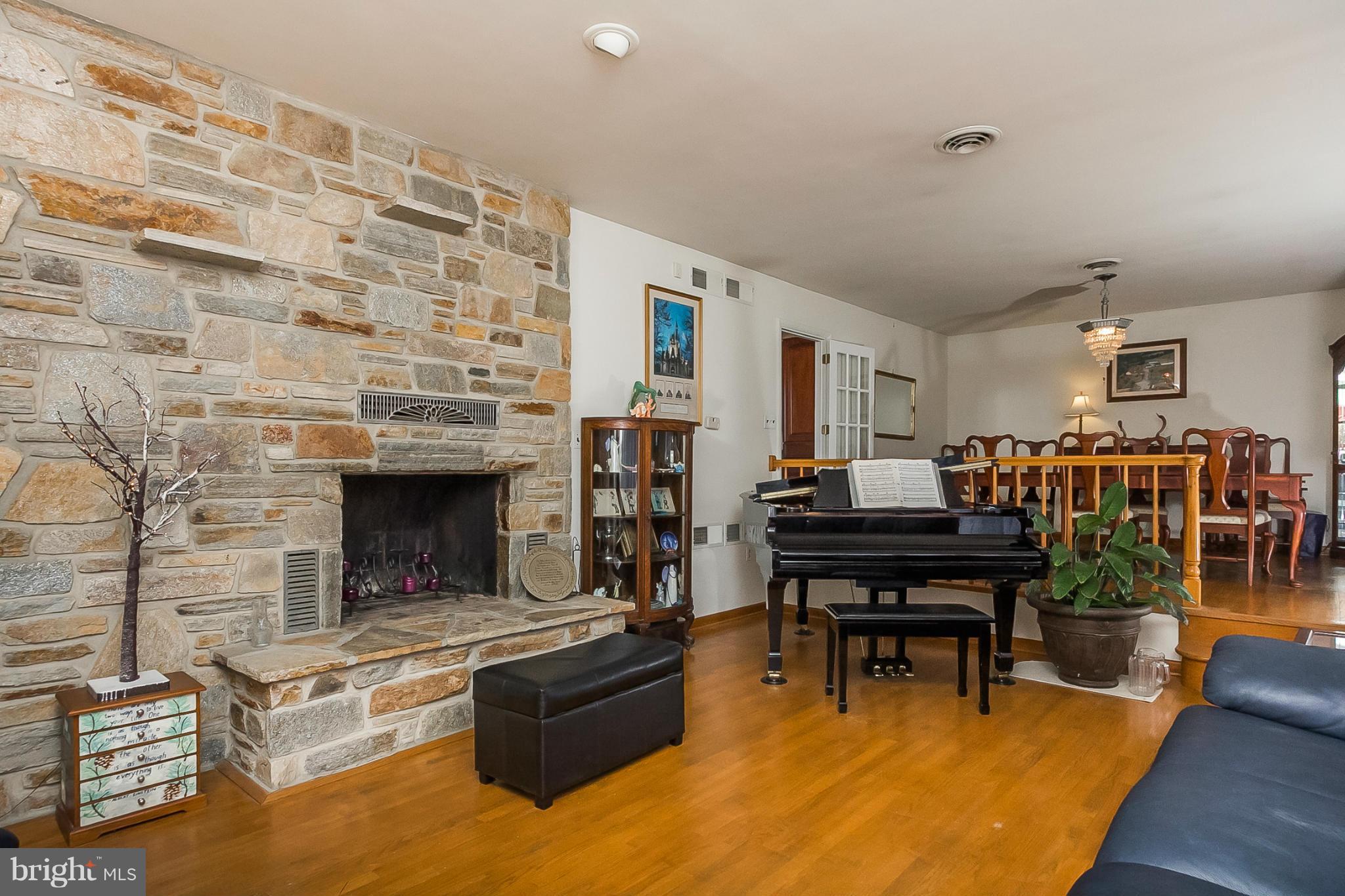18507 Upper Beckleysville Road Hampstead, MD 21074 - Photo 4 of 30 Living Room